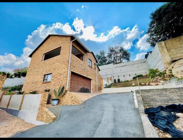 3 BEDROOM TOWNHOUSE FOR SALE IN OAKDENE
